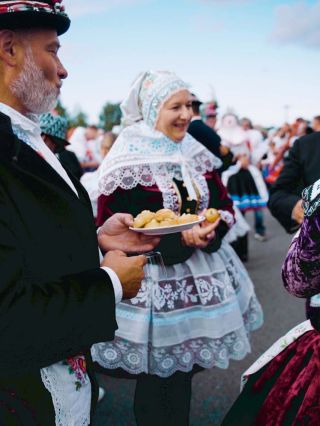 🍂 První podzimní den je tady, ale na jižní Moravě hody stále pokračují! Dnes se mění roční období, ale tradice zůstává....